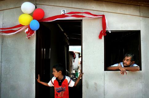 El día de la entrega oficial, la familia Ramos Zepeda decoró la entrada del hogar temporal. Mauricio Ramos ha vivido, a lo largo de su vida, en 10 casas distintas, pero esta es la primera a la que puede llamar suya. Foto Frederick Meza.