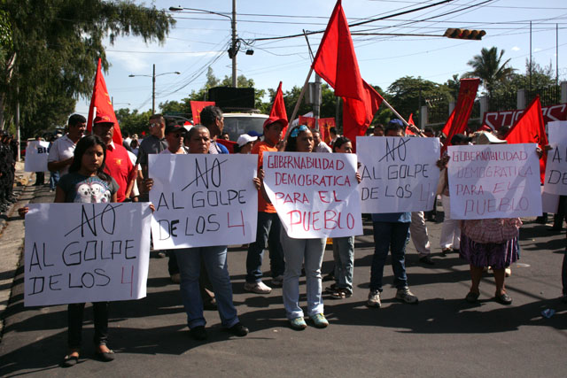 Un grupo de manifestantes que 30 de junio 2012 llegaron frente a la Corte Suprema de Justicia para defender la toma de posesión de los nuevos magistrados encabezados por Ovidio Bonilla. ﻿" /></div> <figcaption class=