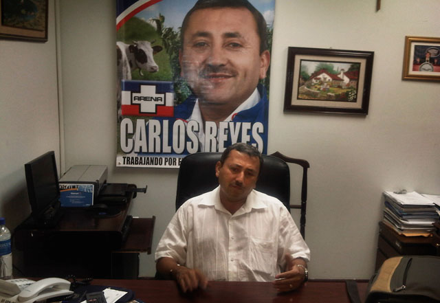 Diputado Carlos Reyes en su oficina.