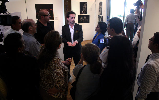 Alejo Campos atendiendo las abundantes dudas de los representantes de diversos sectores culturales durante el Foro 2012 de cultura y desarrollo. / Foto de José Carlos Reyes.