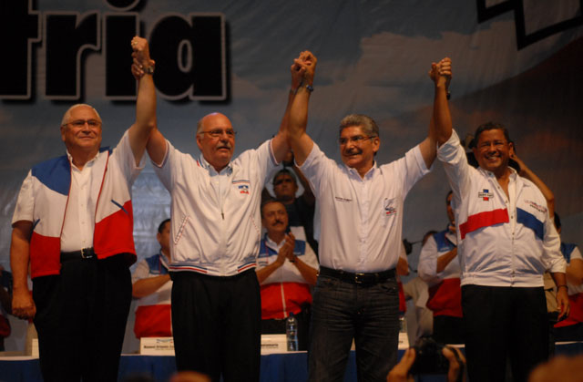 Los expresidentes Armando Calderón, Alfredo Cristiani y Francisco Flores oficializan, con un levantón de manos, a Norman Quijano como candidato a la presidencia. Foto Mauro Arias