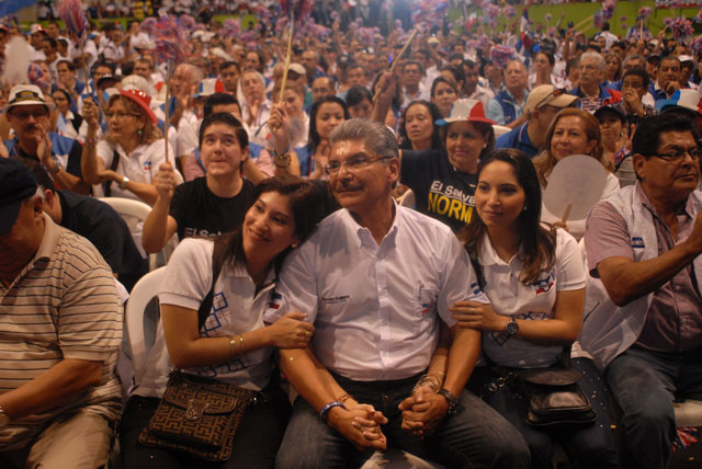 Noman Quijano junto a sus dos hijas ayer en el Gimnasio Nacional. Foto Mauro Arias