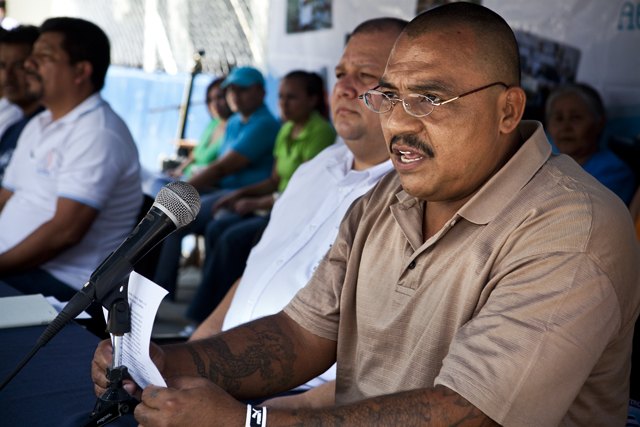 El lider de Los Trasladoados (o Mara Desvergue) Rolando Hilario Castro Arteaga, conocido como El Indio Central, lee el comunicado de   pacificación entre grupos carcelarios de civiles.