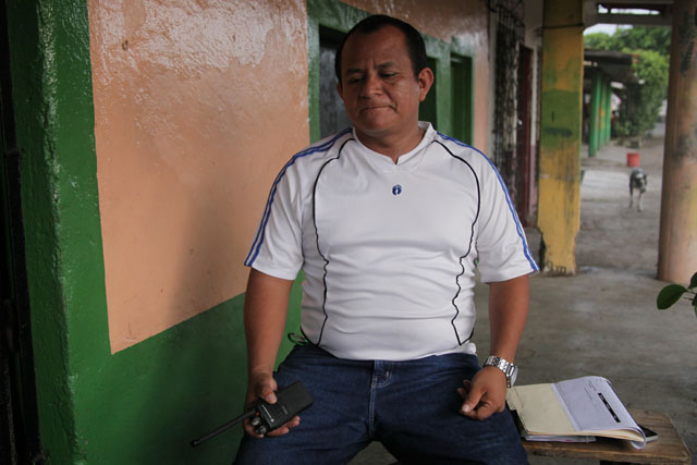 Hilton Aguilar armado con un radio que no sirve para comunicarse.