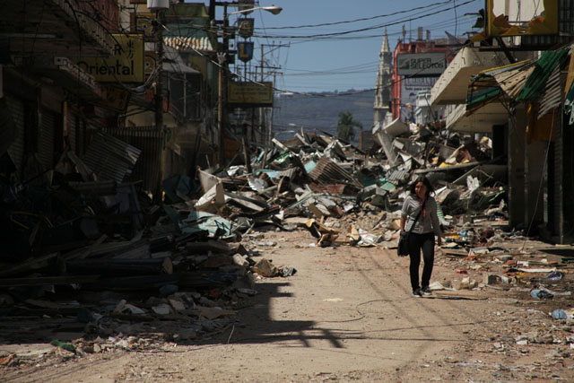 Vista a la calle Arce con restos de los puestos de comercio demolidos. Foto Mauro Arias