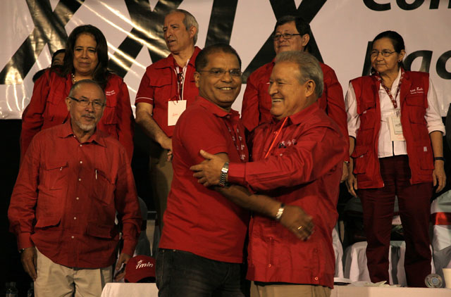 Óscar Ortiz es abrazado por Salvador Sánchez al finalizar la XXIX Convención Nacional de FMLN. Foto Mauro Arias