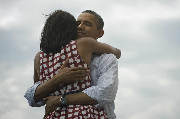 Barack Obama, presidente de Estados Unidos, abraza a su esposa. Foto archivo El Faro.