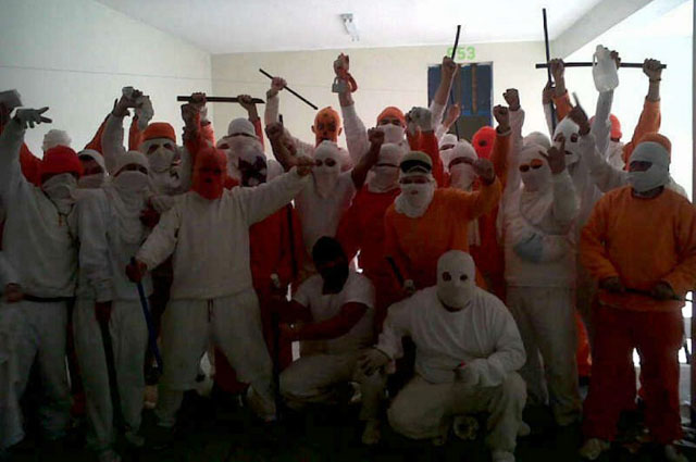 Foto de celular enviada a periodistas por los presos de la cárcel de alta seguridad Fraijanes II. Foto AFP Handout picture sent to journalists by inmates of the maximum security prison Fraijanes II, showing themselves posing inside the facility, 36 km west of Guatemala City, after riots on November 19, 2012. Seven guards and a medic are being held hostage by the prisoners.   AFP PHOTO/HO﻿" /></div> <figcaption class=