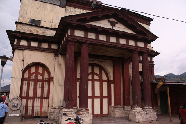 La iglesia de estilo neoclásico de madera machihembrada fue reconstruida después de que el terremoto de 1873 la redujera a escombros. Desde entonces solo en 1999 se había restaurado una de las torres. Esta imagen es de agosto de 2011.