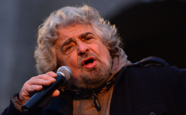 El líder el movimiento Cinco Estrellas, el comediante italiano Beppe Grillo, durante un acto electoral el 12 de febrero 2013. Foto AFP