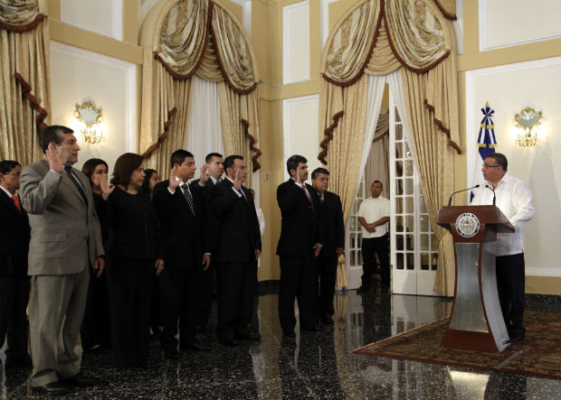 El presidente Mauricio Funes, juramentó el sábado 23 de febrero a los cinco comisionados propietarios y sus respectivos suplentes para conformar el Instituto de Acceso a la Información Pública﻿. Foto Presidencia de la República