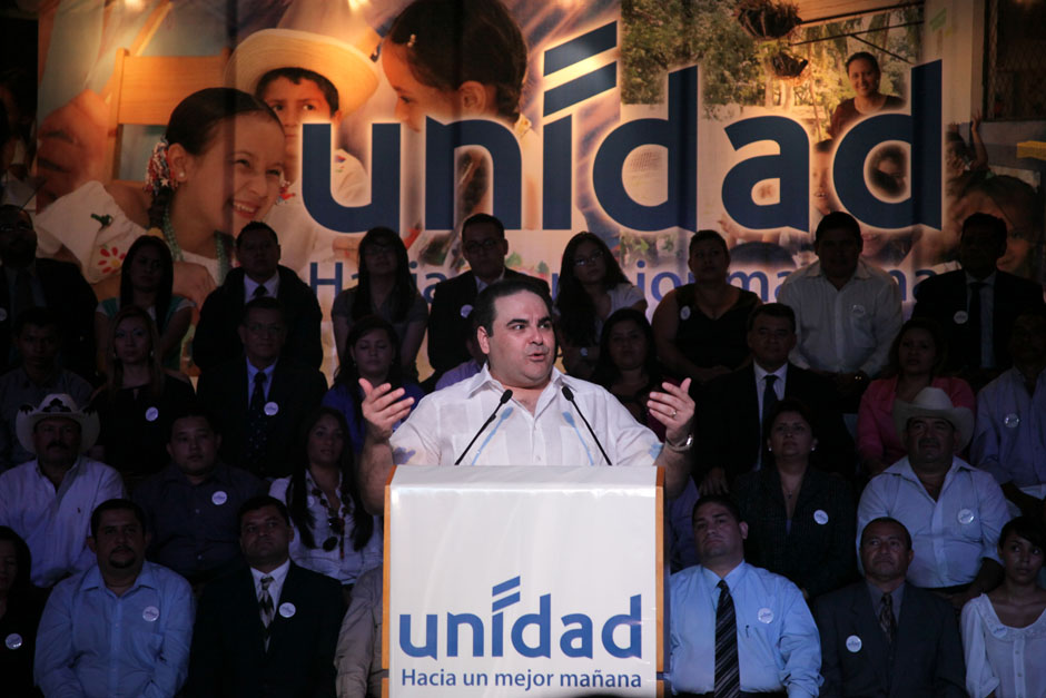 Antonio Saca durante un discurso sobre su proyecto electoral Unidad.