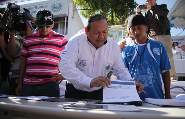 Foto de archivo del alcalde de Ilopango, Salvador Ruano, con representantes de la pandilla MS-13 y Barrio 18, firman un acuerdo de paz el 22 de enero 2013, durante el acto oficial donde se declaró a Ilopango un Municipio Libre de Violencia.