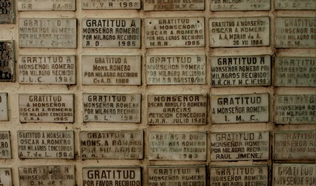 Placas con inscripciones de agradecimiento por milagros concedidos, ubicadas en la entrada de la casa que Monseñor Romero tenía en el hospitalito Divina Providencia de San Salvador, hoy convertida en un pequeño museo. Foto archivo El Faro.