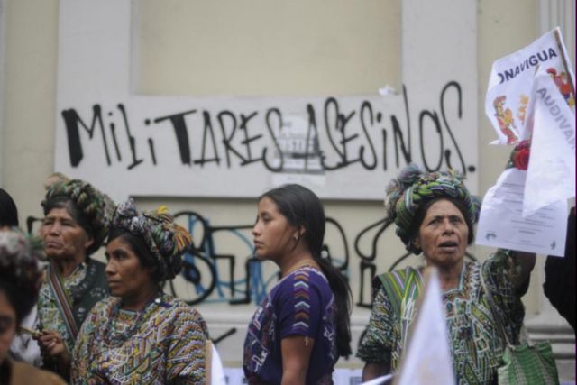 Mujeres ixiles protestan en el departamento de Quiché. El general Ríos Montt está siendo enjuiciado, junto a su jefe de inteligencia, como responsables del asesinato de 1,771 ixiles.﻿ Foto Sandra Sebastián (Plaza Pública)