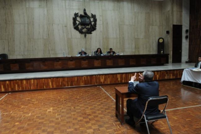 De espaldas, el general Ríos Montt, fotografiado durante el proceso judicial celebrado en el primer semestre de 2013, en el que fue hallado culpable de genocidio. Foto archivo El Faro.