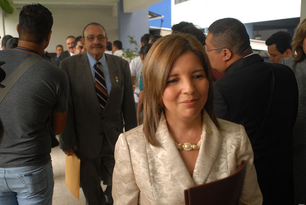 Foto de archivo de Claudia Ramírez llegando a la Asamblea Legislativa el primero de mayo 2012, día de la toma de posesión de los diputados electos﻿" /></div> <figcaption class=