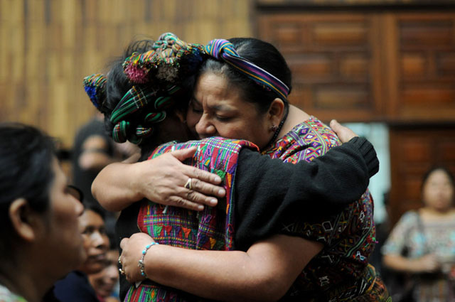 La premio Nobel de la Paz Rigoberta Menchú saluda en el salón del juicio a una mujer de etnia ixil cuyos familiares fueron asesinados por el ejército durante la guerra en Guatemala.﻿ Foto Sandra Sebastián/Plaza Pública﻿" /></div> <figcaption class=