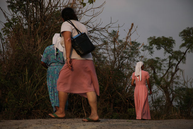 Alumnas de la escuela de alfabetización de adultos en el cantón San Antonio, caminan hacia sus hogares después de que la clase terminó.