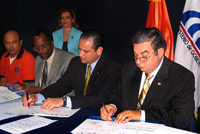Fotografía del 22 de junio 2007 tomada de la página web del SNET donde aparece el exministro de gobernación Miguel Bolaños (a la derecha) junto con el ex ministro de medio ambiente Carlos José Guerrero en un acto oficial.