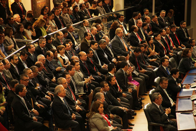 El gabinete de gobierno del presidente Mauricio Funes durante la sesión solemne del cuarto informe de labores en la Asamblea Legislativa. Foto Mauro Arias﻿" /></div> <figcaption class=