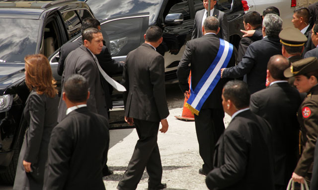 El presidente Mauricio Funes abandona la Asamblea Legislativa sin dar declaraciones a la prensa después del informe del cuarto año de su gobierno. Foto Mauro Arias