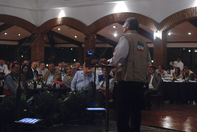 Justo antes de ingresar a la cena de recaudación de fondos en la Hacienda de Los Miranda, Antiguo Cuscatlán, los asesores de imagen de Norman cambiaron su saco y corbata por un más a tono chaleco del sector agropecuario tricolor.