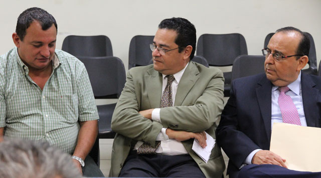 Magdaleno Guzmán, Miguel Tomás López y Armando Zepeda Valle, durante la audiencia. Foto cortesía Comunicaciones Centro Judicial de San Salvador.