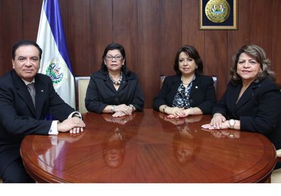 Sala de lo Contencioso Administrativo de la CSJ. De izquierda a derecha: Roberto Argueta Manzano, Evelyn Roxana Núñez, Lolly Claros y Elsy Dueñas.