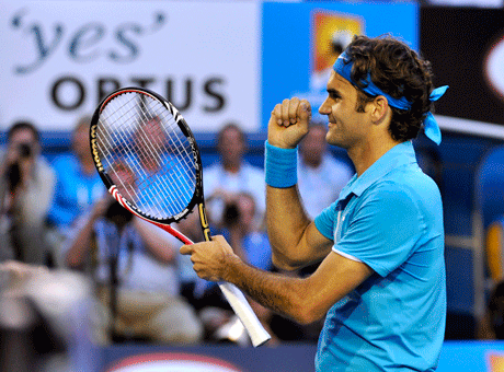 El suizo Roger Federer celebra tras ganar a Nikolay Davydenko en los cuartos de final del Abierto de Australia el miércoles 27 de enero de 2010.