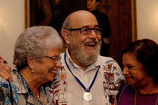 Fernando Llort y su familia evidentemente felices por el Premios Nacional de Cultura 2013 y las disculpas del presidente funes por no haber actuado para hacer justicia por la destrucción del mural de Catedral. / Foto de Fred Ramos.