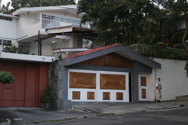 Esta era la casa donde vivió Saca hasta el comienzo de su mandato presidencial, en junio de 2004. Está ubicada en la colonia Escalón, sobre la 101 avenida norte. Ahora funciona ahí una oficina. El inmueble está valorado en alrededor de 300 mil dólares