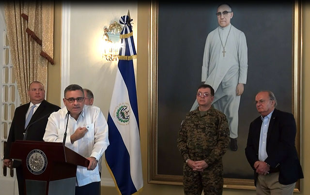 Conferencia de prensa en Casa Presidencial en la cual el presidente Mauricio Funes delegó la responsabilidad de decidir si abrir o no los archivos militares para buscar pistas de violadores de los derechos humanos.