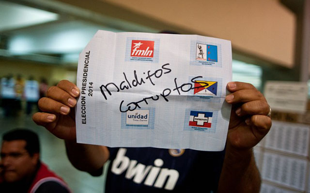 Voto anulado en el centro de votación del Cifco, San Salvador. Foto Mauro Arias