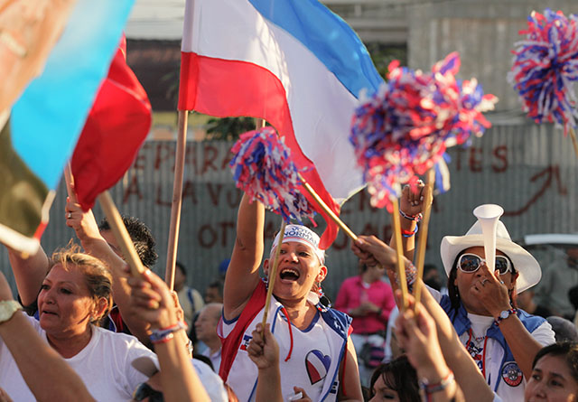 Militantes de Arena durante el cierre de campaña de su partido en la plaza Libertad de San Salvador. Foto de archivo/Mauro Arias