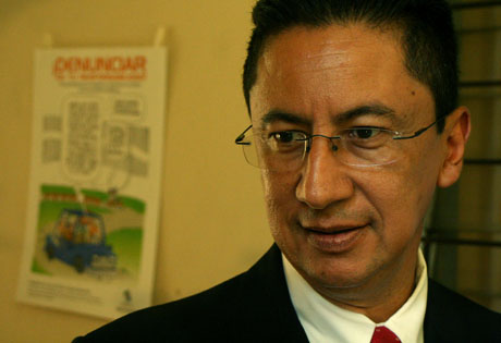 Ex-director Ricardo Meneses acusado de abandono laboral.