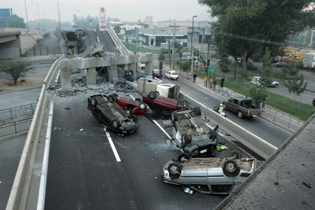 Varios vehículos volcados tras desplomarse una autopista durante un terremoto cerca de Santiago de Chile, el sábado 27 de febrero de 2010.