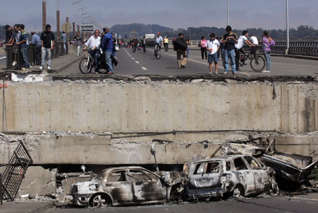 Residentes observan una carretera destruida en Concepción, Chile, el sábado 27 de febrero después del terremoto de magnitud 8.8 que golpeó el centro de Chile. El epicentro se ubicó a 115 kilómetros de Concepción, la segunda ciudad más grande del país.