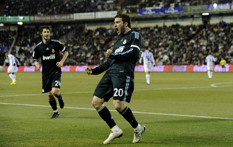 El argentino Gonzalo Higuaín, del Real Madrid, celebra uno de los tres goles que marcó contra el local Valladolid.