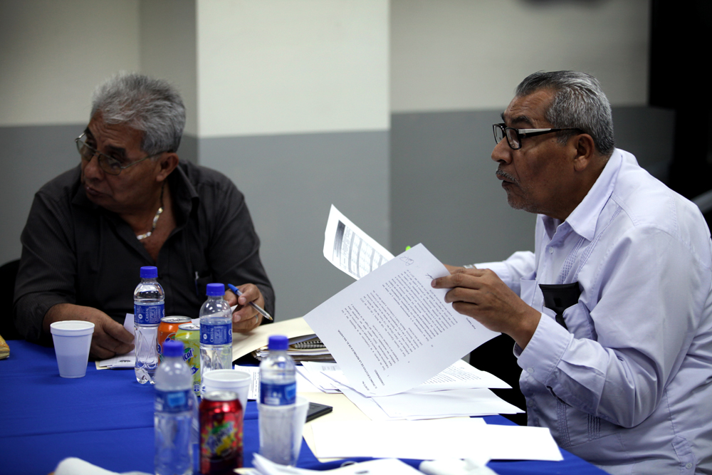 José Israel Huiza Cisneros (izquierda) y Miguel Ángel Alfredo Ramírez Urbina, representantes de los trabajadores, durante la reunión del Consejo del Salario Mínimo. Ellos acordaron, junto a la empresa privada, el cuestionado aumento de máximo $0.41 centavos al día. / Foto El Faro: Víctor Peña