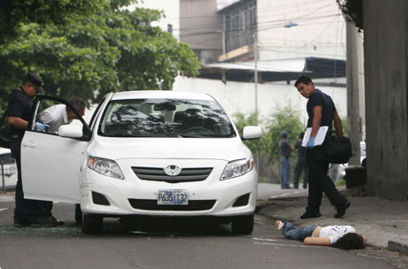 Desconocidos atacan a diplomático mexicano en la capital salvadoreña.  En el atentado murió la esposa Claudia Medina. Foto Ap Luis Romero