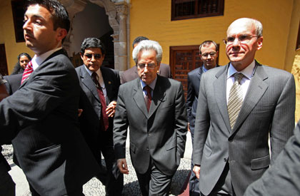 Foto de archivo del subsecretario de Estados Unidos para Asuntos del Hemisferio Occidental, Arturo Valenzuela, al centro, durante su visita a Perú, la semana pasada.