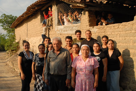 Estebana, junto a su esposo Luis Escobar y 11 de sus hijos. Foto Mauro Arias