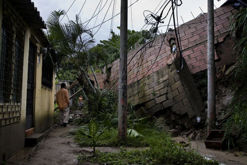 Muro colapsado por el agua en la residencial Granada en la colonia Montebello, zona amenazada por posibles derrumbes provenientes de El Picacho del volcán de San Salvador. Foto Bernat Camps