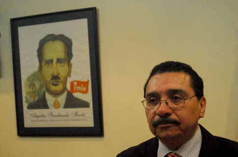 Medardo González, coordinador general del FMLN antes de iniciar una conferencia de prensa donde su partido evaluó a su presidente Mauricio Funes. Foto Mauro Arias