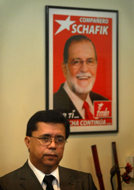 Roberto Lorenzana durante conferencia de prensa en la Asamblea Legislativa antes de que el presidente Mauricio Funes diera su discurso de primer año de gobierno. Foto Mauro Arias