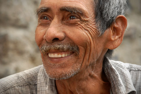 José Isabel Meléndez muestra su amplia sonrisa.