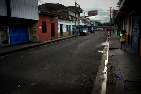 El centro de Mejicanos a las cinco y media de la tarde con la mayoría de sus negocios cerrados aticipadamente.