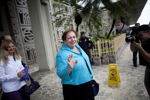 Mari Carmen Oponte, la nueva embajadora de Estados Unidos en El Salvador, saluda al salir del aeropuerto a su llegada a Comalapa, en las afueras de San Salvador, El Salvador. Foto AP