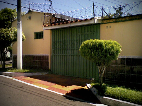 Casa de Julio Napoleón Rodríguez con la entrada a la cochera marcada con pintura.